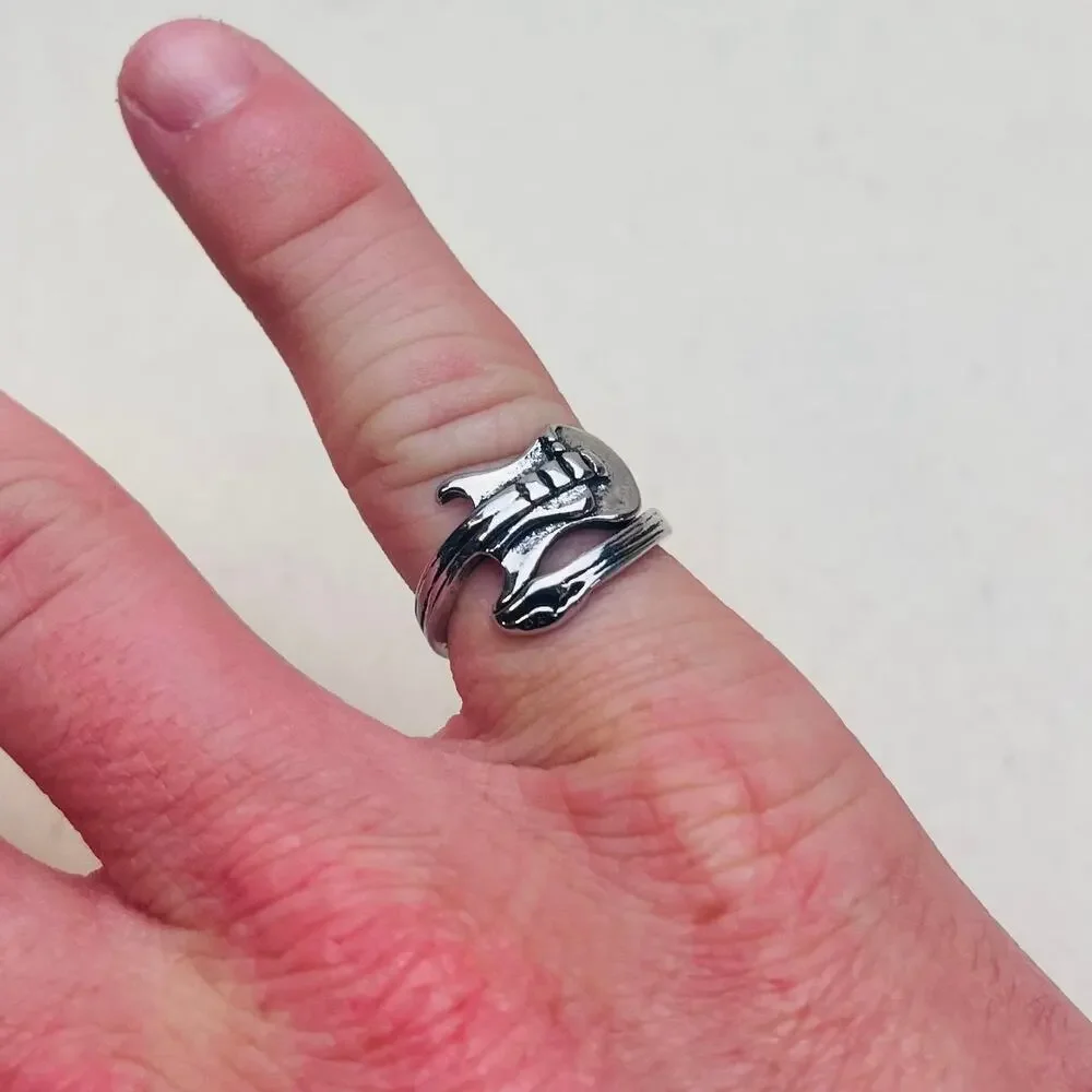 Y2k 2000s vintage style wrapped guitar ring